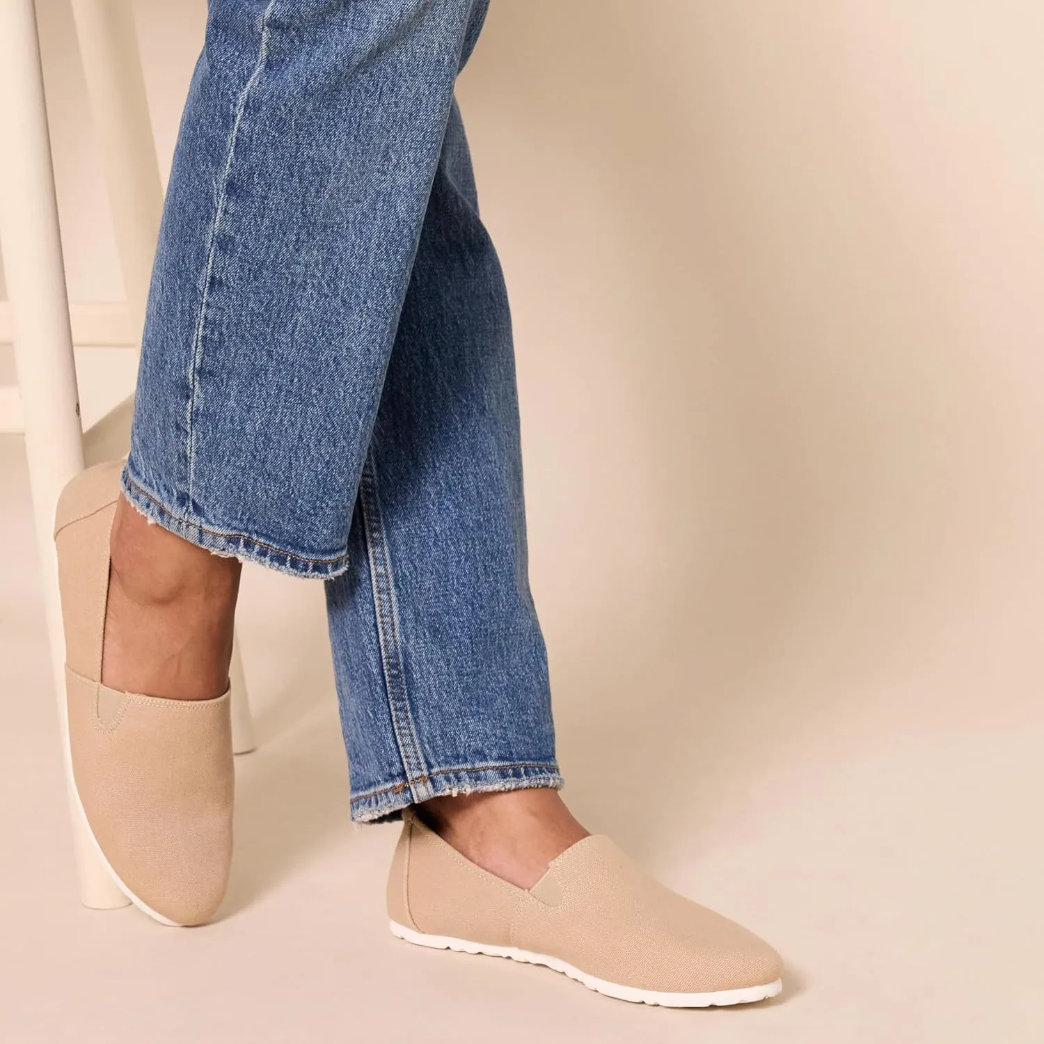 Amazon Essentials Women's Casual Slip-On Canvas Flat