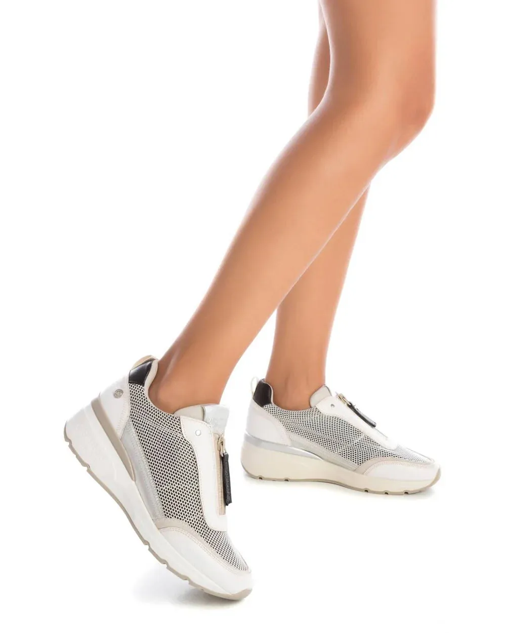 Carmela 161422 Mesh Zippered Sneaker